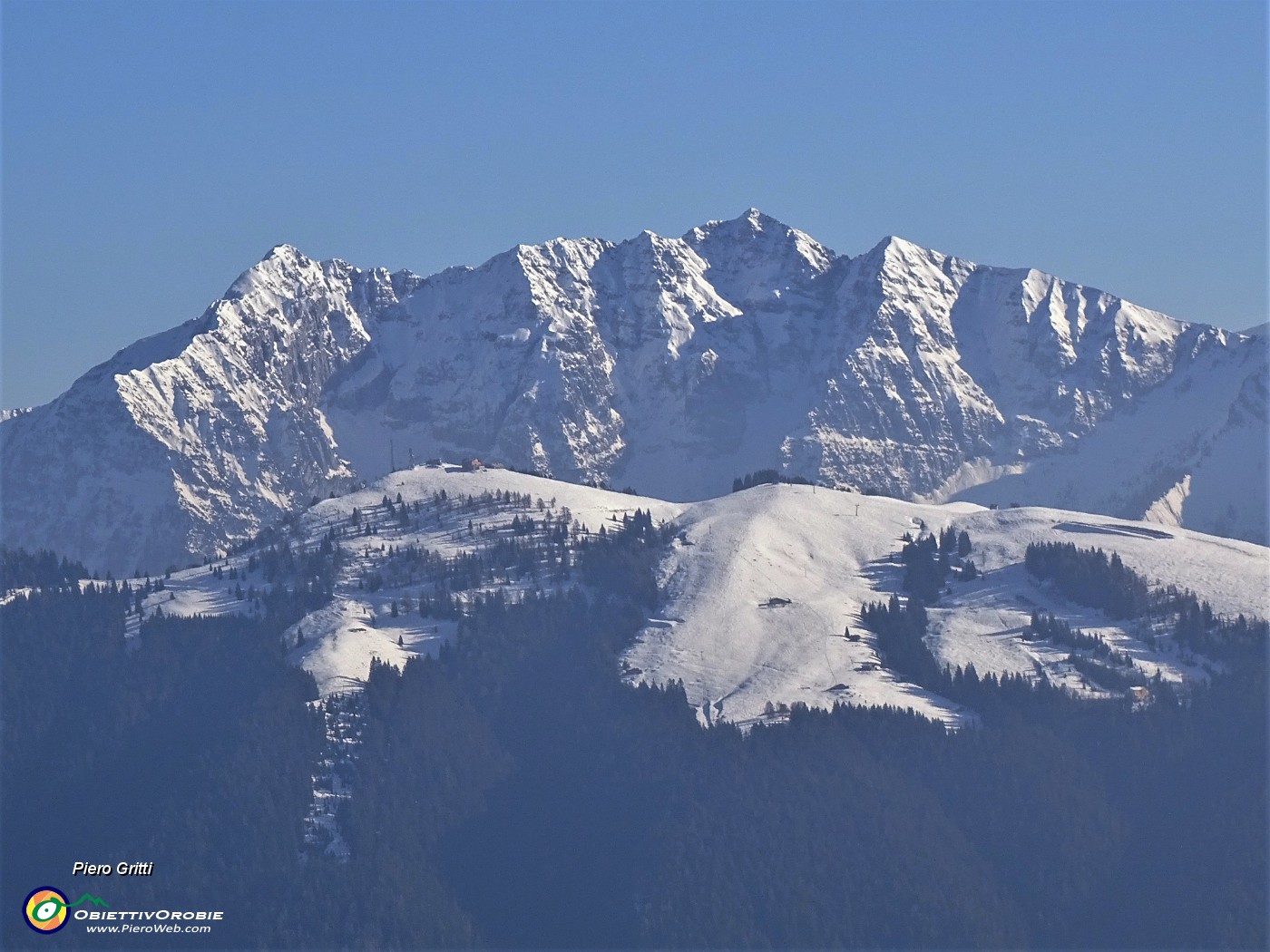 72 Cima Menna (2300 m) allo zoom.JPG -                                